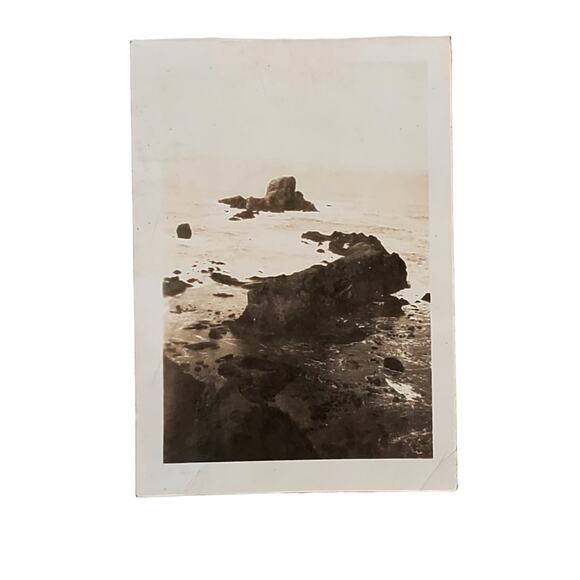 Vtg B&W Original Photo 1940s Found Ocean Side View Beach Rocks Snapshot - Picture 1 of 4